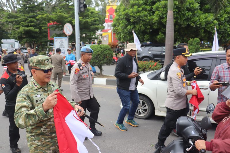 Dandim 0106/Aceh Tengah Letkol Czi Rudy Haryanto saat membagikan Bendera Merah Putih, Jumat (31/7/2026).Foto.Dok:Pendim 0106/Aceh Tengah 