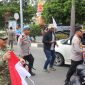 Dandim 0106/Aceh Tengah Letkol Czi Rudy Haryanto saat membagikan Bendera Merah Putih, Jumat (31/7/2026).Foto.Dok:Pendim 0106/Aceh Tengah 