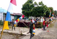 Babinsa Koramil 07/Atu Lintang, Serka Syuitno Syarifudin Lemba bersama warga memasang umbul-umbul di sepanjang jalan Desa Atu Lintang dalam rangka menyambut HUT ke-81 Kemerdekaan Republik Indonesia, Jumat (31/07/2026).foto.(Dok:Ist)