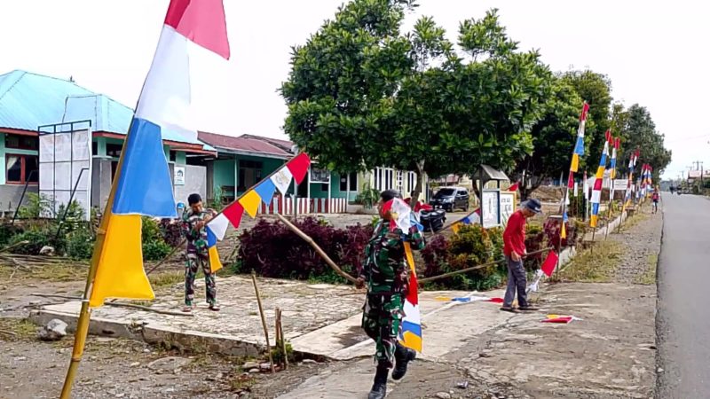 Babinsa Koramil 07/Atu Lintang, Serka Syuitno Syarifudin Lemba bersama warga memasang umbul-umbul di sepanjang jalan Desa Atu Lintang dalam rangka menyambut HUT ke-81 Kemerdekaan Republik Indonesia, Jumat (31/07/2026).foto.(Dok:Ist)