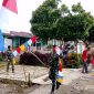 Babinsa Koramil 07/Atu Lintang, Serka Syuitno Syarifudin Lemba bersama warga memasang umbul-umbul di sepanjang jalan Desa Atu Lintang dalam rangka menyambut HUT ke-81 Kemerdekaan Republik Indonesia, Jumat (31/07/2026).foto.(Dok:Ist)