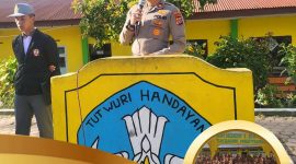 Ket Foto: Kapolsek Bandar Polres Bener Meriah IPTU Dede Moerdhany, S.H., saat menjadi pembina upacara bendera di SMA Negeri 1 Bandar, Kecamatan Bandar, Senin (31/8/2026).dok: Ist 