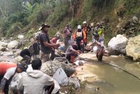  Koptu Amris Gunawan bersama warga Desa Kala Bintang melaksanakan gotong royong pemasangan jaringan pipa air bersih yang bersumber dari Sungai, Minggu (2/8/2026). Foto (Dok:Ist)