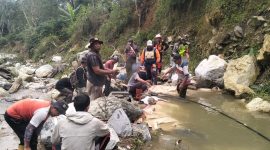  Koptu Amris Gunawan bersama warga Desa Kala Bintang melaksanakan gotong royong pemasangan jaringan pipa air bersih yang bersumber dari Sungai, Minggu (2/8/2026). Foto (Dok:Ist)