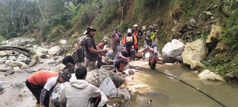  Koptu Amris Gunawan bersama warga Desa Kala Bintang melaksanakan gotong royong pemasangan jaringan pipa air bersih yang bersumber dari Sungai, Minggu (2/8/2026). Foto (Dok:Ist)
