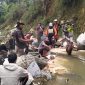  Koptu Amris Gunawan bersama warga Desa Kala Bintang melaksanakan gotong royong pemasangan jaringan pipa air bersih yang bersumber dari Sungai, Minggu (2/8/2026). Foto (Dok:Ist)
