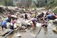 Babinsa Koramil 04/Bintang Serda Amris Gunawan bersama warga Desa Kala Bintang memasang pipa air bersih dari sumber sungai Desa Genuren, Sabtu (1/8/2026). foto.(Dok:Ist)