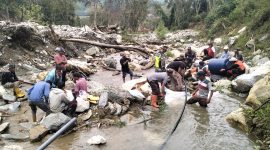 Babinsa Koramil 04/Bintang Serda Amris Gunawan bersama warga Desa Kala Bintang memasang pipa air bersih dari sumber sungai Desa Genuren, Sabtu (1/8/2026). foto.(Dok:Ist)