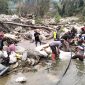 Babinsa Koramil 04/Bintang Serda Amris Gunawan bersama warga Desa Kala Bintang memasang pipa air bersih dari sumber sungai Desa Genuren, Sabtu (1/8/2026). foto.(Dok:Ist)