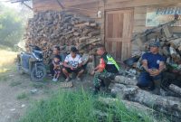 Babinsa Koramil 08/Silih Nara Kopka Yesayas Balok melaksanakan komsos bersama warga Desa Genting Gerbang, Kecamatan Silih Nara, Aceh Tengah, Sabtu (1/8/2026).Foto.(dok:Ist)