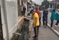 Ket Foto: Kapolsek Bandar IPTU Dede Moerdhany, S.H., bersama personel dan warga saat melakukan pembersihan lingkungan Meunasah An-Nur,(7/8/2027).(Dok:Ist)