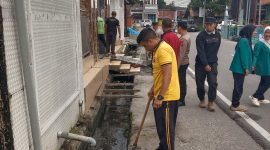 Ket Foto: Kapolsek Bandar IPTU Dede Moerdhany, S.H., bersama personel dan warga saat melakukan pembersihan lingkungan Meunasah An-Nur,(7/8/2027).(Dok:Ist)