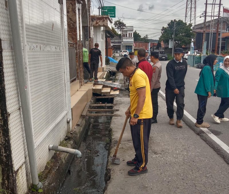 Ket Foto: Kapolsek Bandar IPTU Dede Moerdhany, S.H., bersama personel dan warga saat melakukan pembersihan lingkungan Meunasah An-Nur,(7/8/2027).(Dok:Ist)