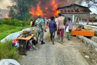 Ket foto: Babinsa Koramil 06/Jagong bersama warga berjibaku memadamkan kebakaran rumah milik warga di Kecamatan Jagong Jeget, (9/8/2026).Dok:Ist