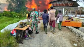 Ket foto: Babinsa Koramil 06/Jagong bersama warga berjibaku memadamkan kebakaran rumah milik warga di Kecamatan Jagong Jeget, (9/8/2026).Dok:Ist