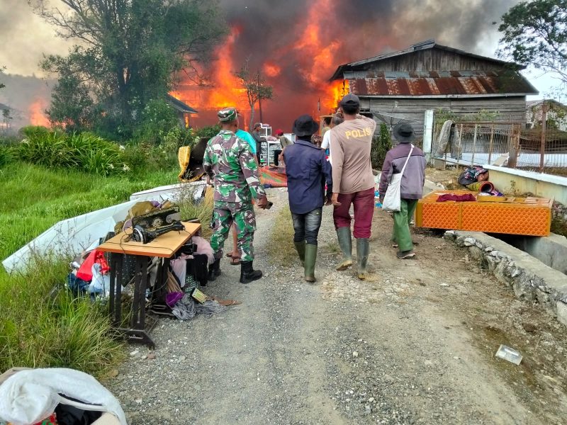 Ket foto: Babinsa Koramil 06/Jagong bersama warga berjibaku memadamkan kebakaran rumah milik warga di Kecamatan Jagong Jeget, (9/8/2026).Dok:Ist