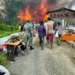 Ket foto: Babinsa Koramil 06/Jagong bersama warga berjibaku memadamkan kebakaran rumah milik warga di Kecamatan Jagong Jeget, (9/8/2026).Dok:Ist