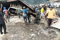 Ket Foto: Personel Koramil 06/Jagong jajaran Kodim 0106/Aceh Tengah dan masyarakat membersihkan puing sisa kebakaran di kawasan Pasar Jagong Jeget, Kampung Jeget Ayu, Kecamatan Jagong Jeget, Kabupaten Aceh Tengah, Selasa (11/8/2026).(Dok:Ist)