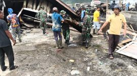 Ket Foto: Personel Koramil 06/Jagong jajaran Kodim 0106/Aceh Tengah dan masyarakat membersihkan puing sisa kebakaran di kawasan Pasar Jagong Jeget, Kampung Jeget Ayu, Kecamatan Jagong Jeget, Kabupaten Aceh Tengah, Selasa (11/8/2026).(Dok:Ist)