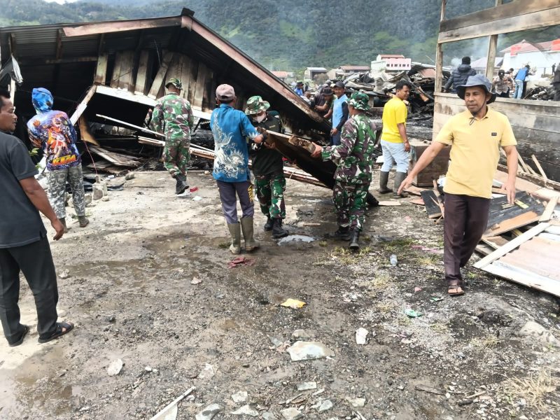 Ket Foto: Personel Koramil 06/Jagong jajaran Kodim 0106/Aceh Tengah dan masyarakat membersihkan puing sisa kebakaran di kawasan Pasar Jagong Jeget, Kampung Jeget Ayu, Kecamatan Jagong Jeget, Kabupaten Aceh Tengah, Selasa (11/8/2026).(Dok:Ist)