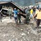 Ket Foto: Personel Koramil 06/Jagong jajaran Kodim 0106/Aceh Tengah dan masyarakat membersihkan puing sisa kebakaran di kawasan Pasar Jagong Jeget, Kampung Jeget Ayu, Kecamatan Jagong Jeget, Kabupaten Aceh Tengah, Selasa (11/8/2026).(Dok:Ist)