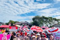 Ket Foto: Keluarga besar SDN Bahgie Bertona saat mengikuti karnaval dalam rangka memeriahkan HUT ke-81 Kemerdekaan Republik Indonesia di Kecamatan Bandar, Kabupaten Bener Meriah, Sabtu (15/8/2026).(Dok:Ist)