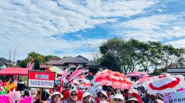 Ket Foto: Keluarga besar SDN Bahgie Bertona saat mengikuti karnaval dalam rangka memeriahkan HUT ke-81 Kemerdekaan Republik Indonesia di Kecamatan Bandar, Kabupaten Bener Meriah, Sabtu (15/8/2026).(Dok:Ist)