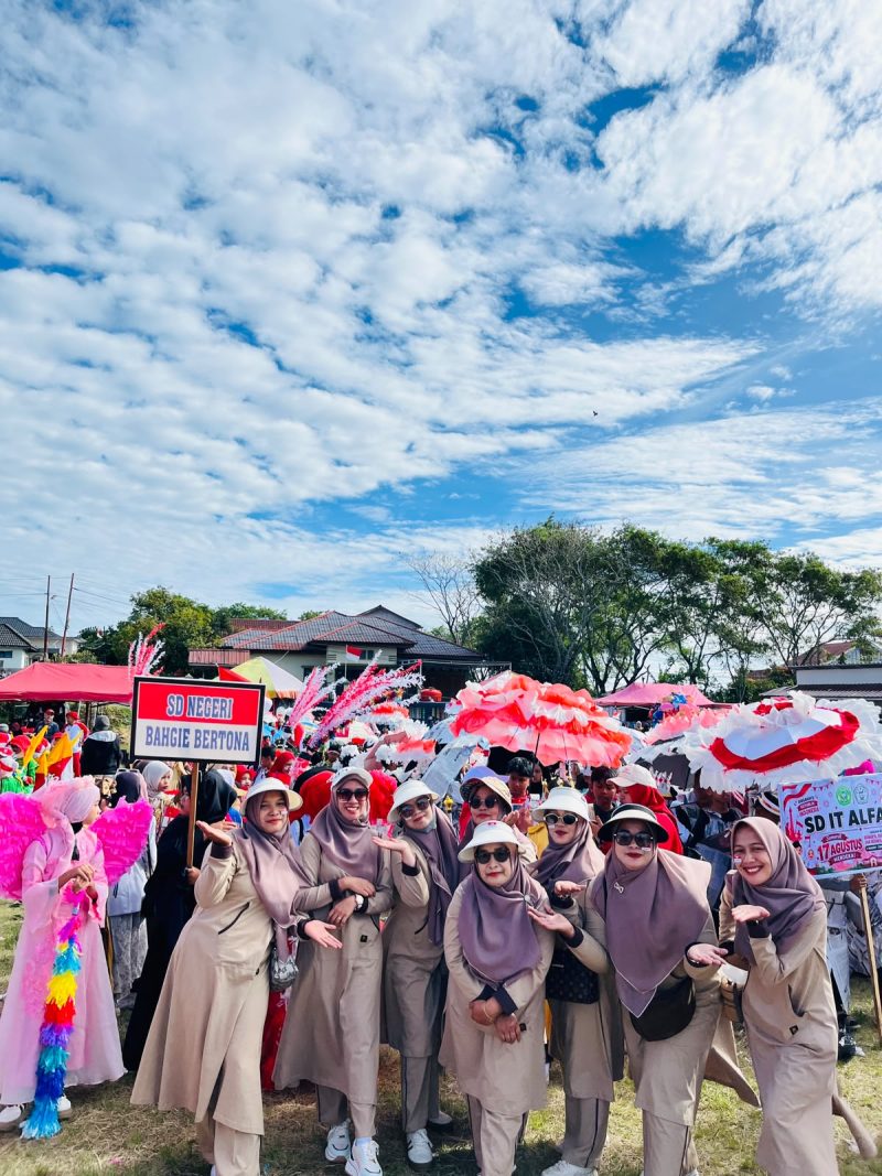 Ket Foto: Keluarga besar SDN Bahgie Bertona saat mengikuti karnaval dalam rangka memeriahkan HUT ke-81 Kemerdekaan Republik Indonesia di Kecamatan Bandar, Kabupaten Bener Meriah, Sabtu (15/8/2026).(Dok:Ist)