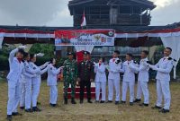 Ket Foto: Anggota Paskibra Bandar foto bersama pelatih usai pelaksanaan upacara penurunan bendera HUT RI ke - 81, (17/8/2026) sore.(Dok: Rahmat Ramadhan)