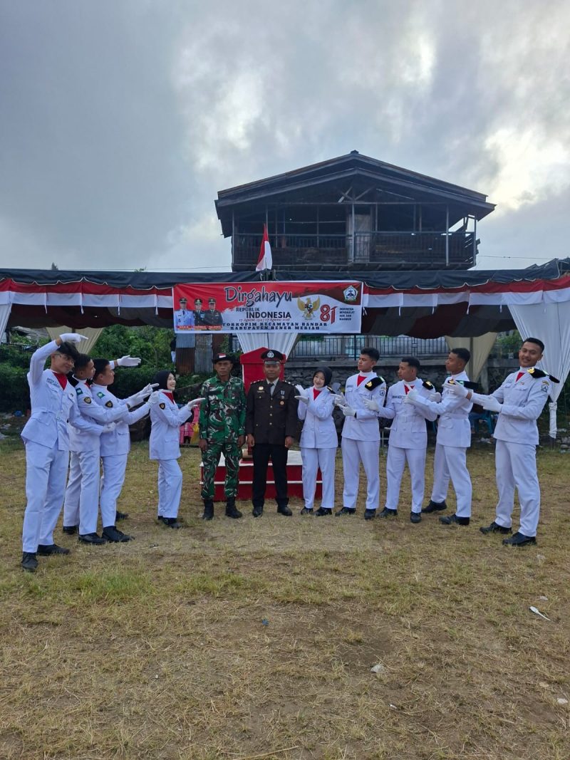 Ket Foto: Anggota Paskibra Bandar foto bersama pelatih usai pelaksanaan upacara penurunan bendera HUT RI ke - 81, (17/8/2026) sore.(Dok: Rahmat Ramadhan)