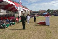 Ket foto: Kapolsek Bandar IPTU Dede Moerdhany, S.H., saat memimpin upacara penurunan Bendera Merah Putih HUT RI ke-81 di Kecamatan Bandar, Bener Meriah, (17/8/2026).(Dok:Ist)