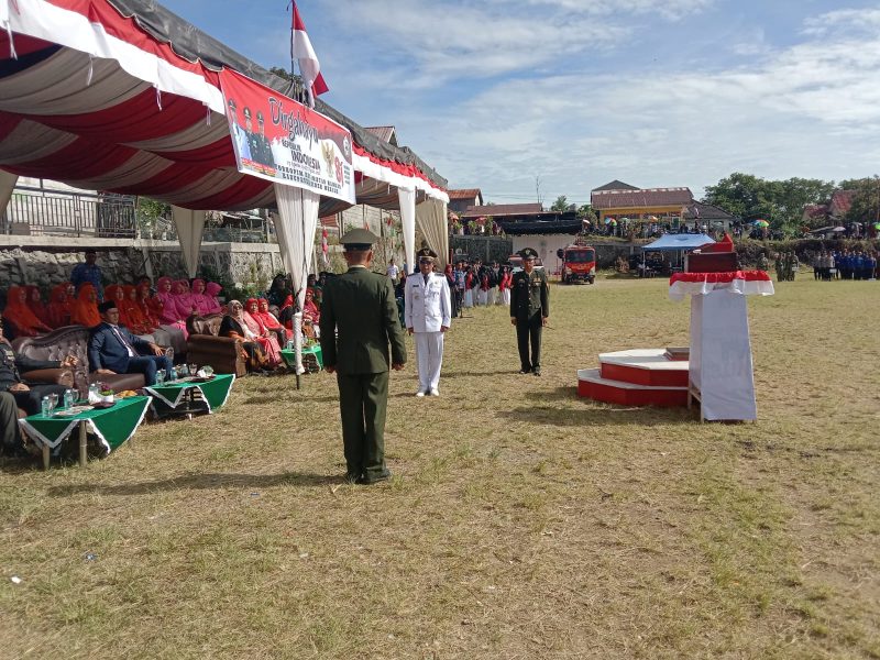 Ket foto: Kapolsek Bandar IPTU Dede Moerdhany, S.H., saat memimpin upacara penurunan Bendera Merah Putih HUT RI ke-81 di Kecamatan Bandar, Bener Meriah, (17/8/2026).(Dok:Ist)