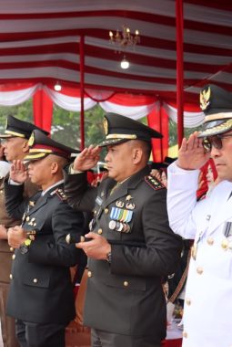 Kapolres Aceh Tengah Hadiri Upacara Penurunan Bendera HUT RI ke-81, Apresiasi Semangat Peserta Meski Diguyur Hujan