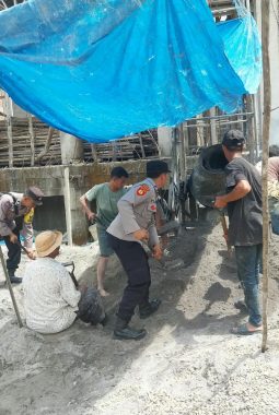 Polsubsektor Rusip Antara Bersama Warga Gotong Royong Bangun Masjid Babul Ulum