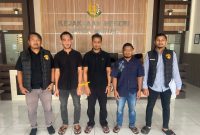 Satreskrim Polres Bener Meriah bersama tiga tersangka saat pelaksanaan pelimpahan tahap II kepada Jaksa Penuntut Umum di Kantor Kejaksaan Negeri Bener Meriah, Rabu (19/8/2026).foto.(dok:Ist)