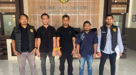 Satreskrim Polres Bener Meriah bersama tiga tersangka saat pelaksanaan pelimpahan tahap II kepada Jaksa Penuntut Umum di Kantor Kejaksaan Negeri Bener Meriah, Rabu (19/8/2026).foto.(dok:Ist)