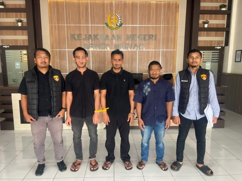 Satreskrim Polres Bener Meriah bersama tiga tersangka saat pelaksanaan pelimpahan tahap II kepada Jaksa Penuntut Umum di Kantor Kejaksaan Negeri Bener Meriah, Rabu (19/8/2026).foto.(dok:Ist)