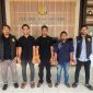Satreskrim Polres Bener Meriah bersama tiga tersangka saat pelaksanaan pelimpahan tahap II kepada Jaksa Penuntut Umum di Kantor Kejaksaan Negeri Bener Meriah, Rabu (19/8/2026).foto.(dok:Ist)