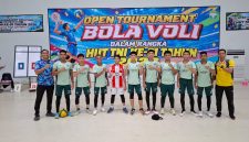 Tim bola voli berfoto bersama sebelum mengikuti Open Tournament Bola Voli dalam rangka memperingati HUT ke-81 TNI Tahun 2026.dok:Ist