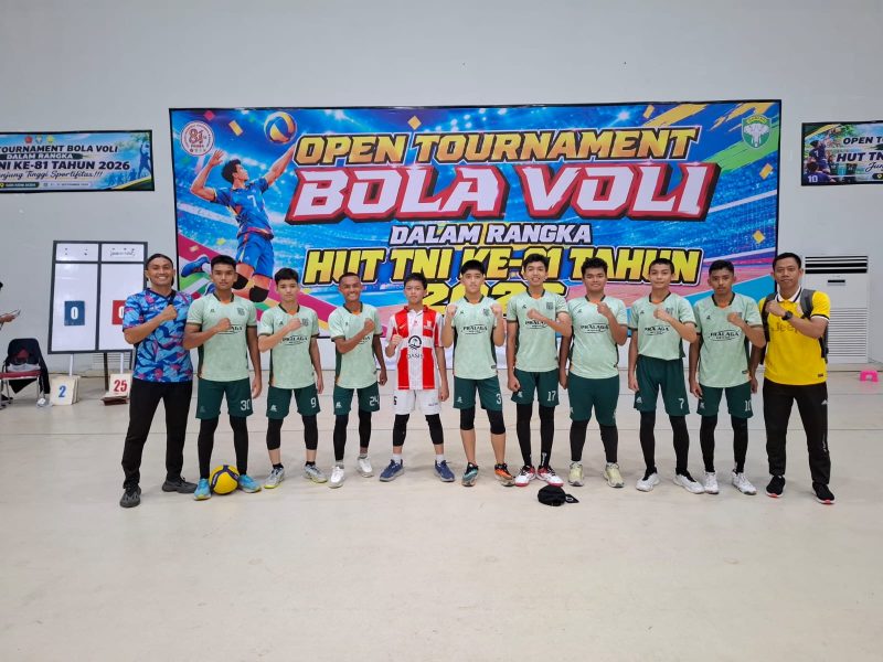 Tim bola voli berfoto bersama sebelum mengikuti Open Tournament Bola Voli dalam rangka memperingati HUT ke-81 TNI Tahun 2026.dok:Ist